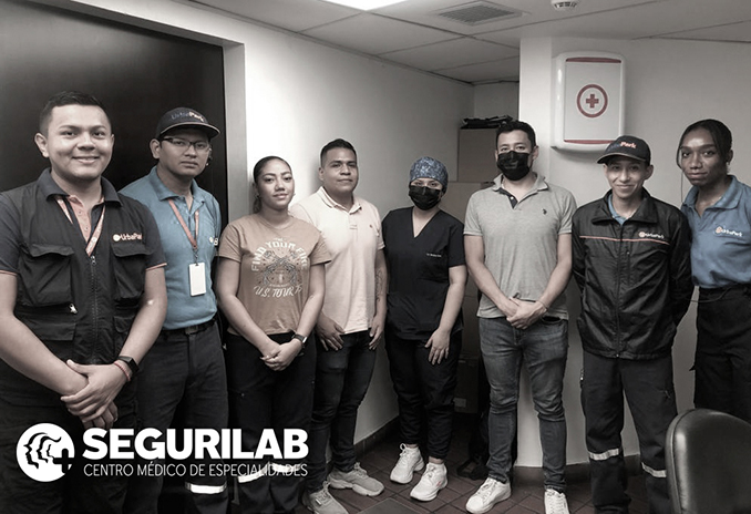 Equipo reunido durante una actividad empresarial de SEGURILAB